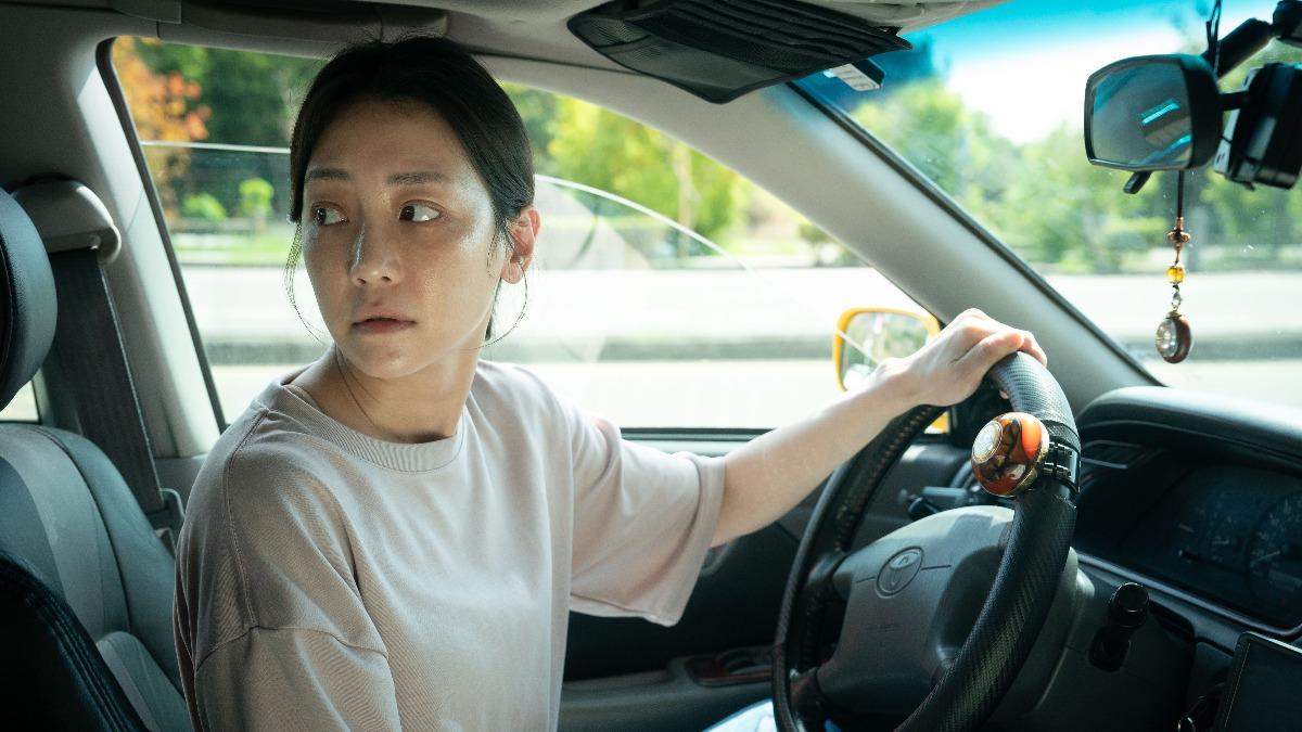 謝欣穎飾演的角色開計程車謀生（圖／公視、CATCHPLAY、大慕影藝提供）