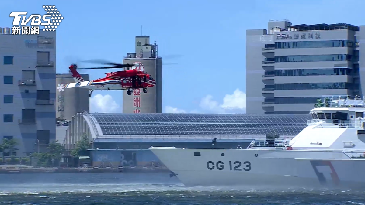 今年「海安12號演習」有睽違6年的「海空分列式」。(圖/TVBS)