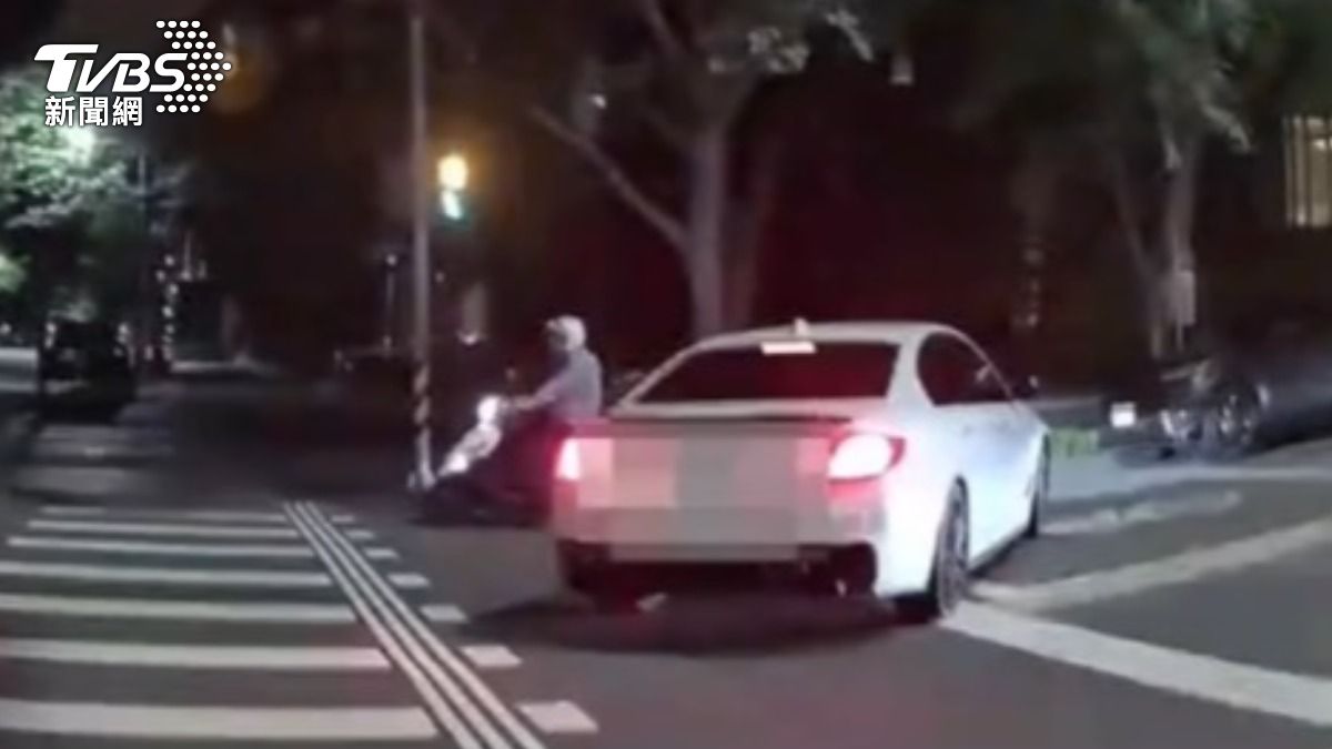 逆向停路中! 警驚見駕駛「手拿喪屍煙彈」(圖/TVBS)