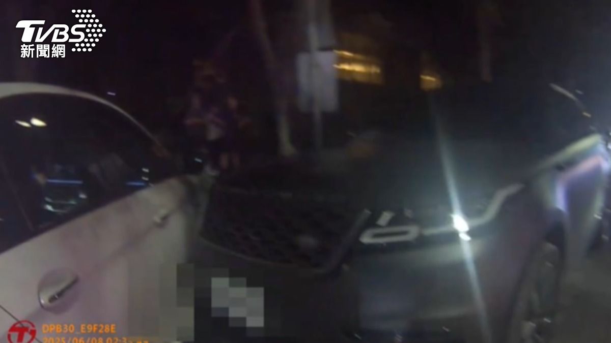 駕駛邊開車邊吸毒遭警逮 車滑行撞車(圖/TVBS)