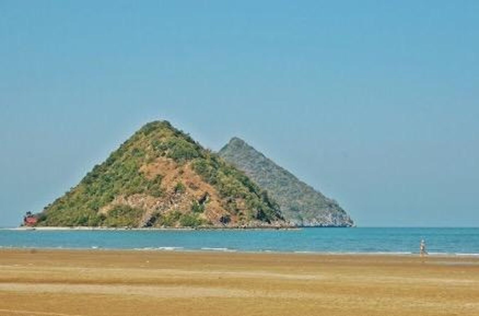 這座小島因外型酷似女性胸部而得名,距離本土僅約1公里,搭船約10分鐘可達。(@ChomSomchai X)
