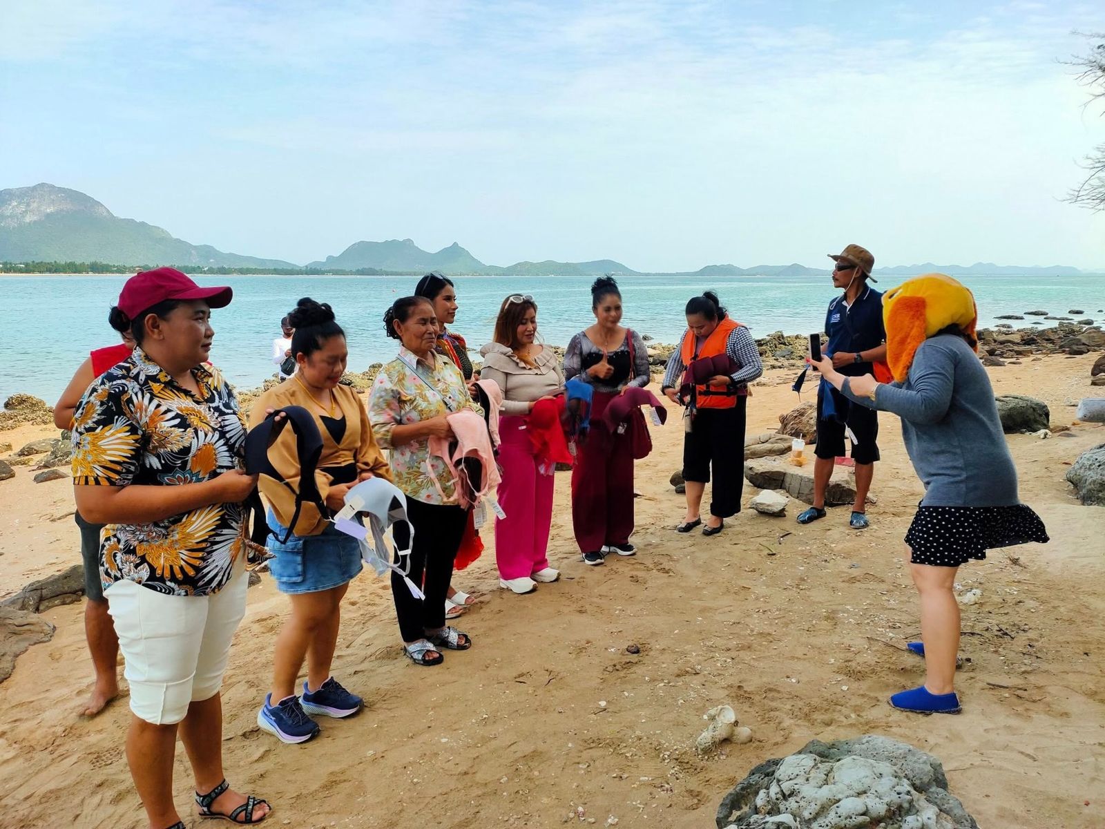 當地信徒在「Koh Nom Sao(少女雙乳島)」向女神獻上胸罩,感謝她實現戀愛願望。(翻攝自ผึ้งสัญจร)