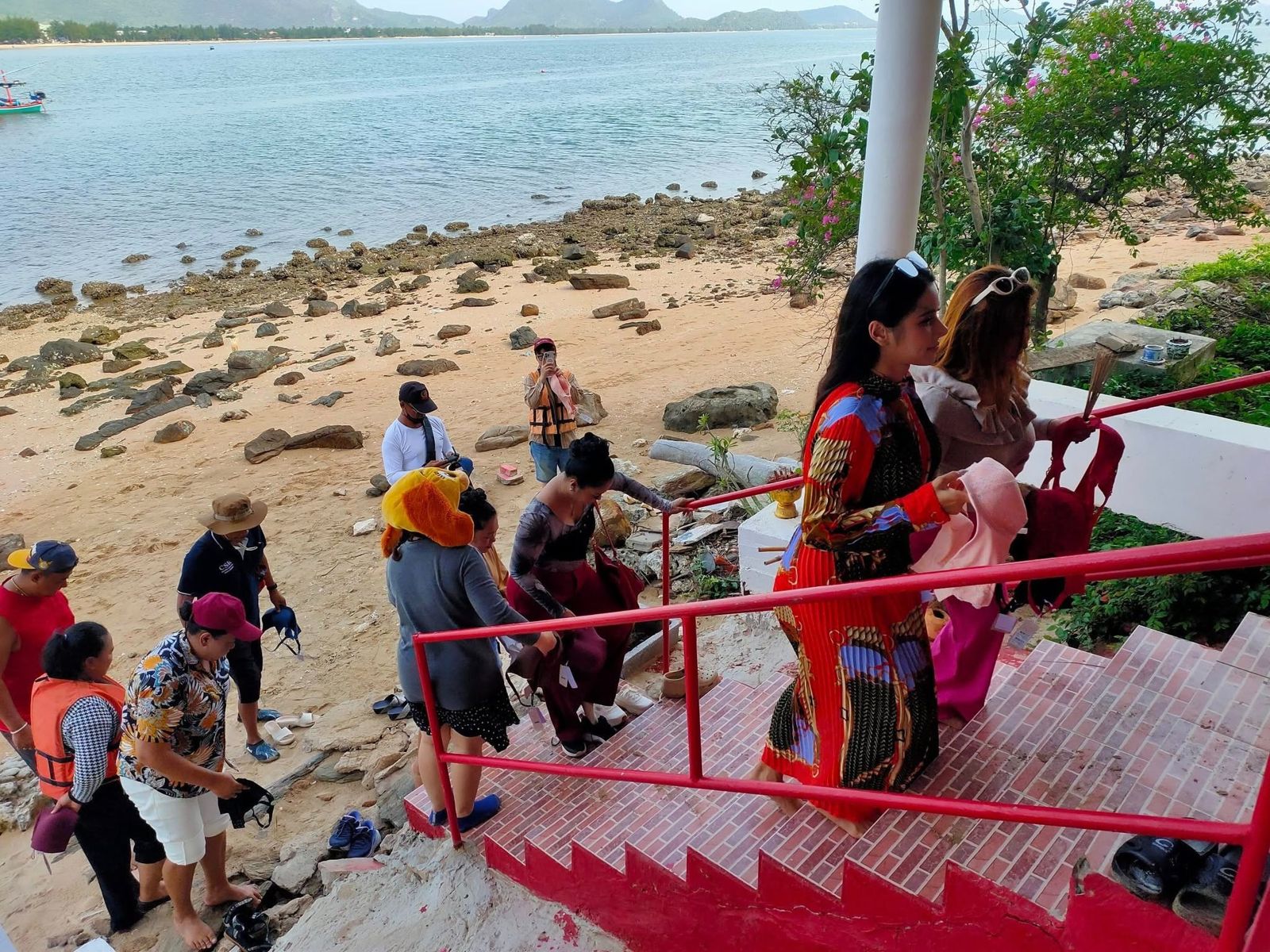 當地信徒在「Koh Nom Sao(少女雙乳島)」向女神獻上胸罩,感謝她實現戀愛願望。(翻攝自ผึ้งสัญจร)