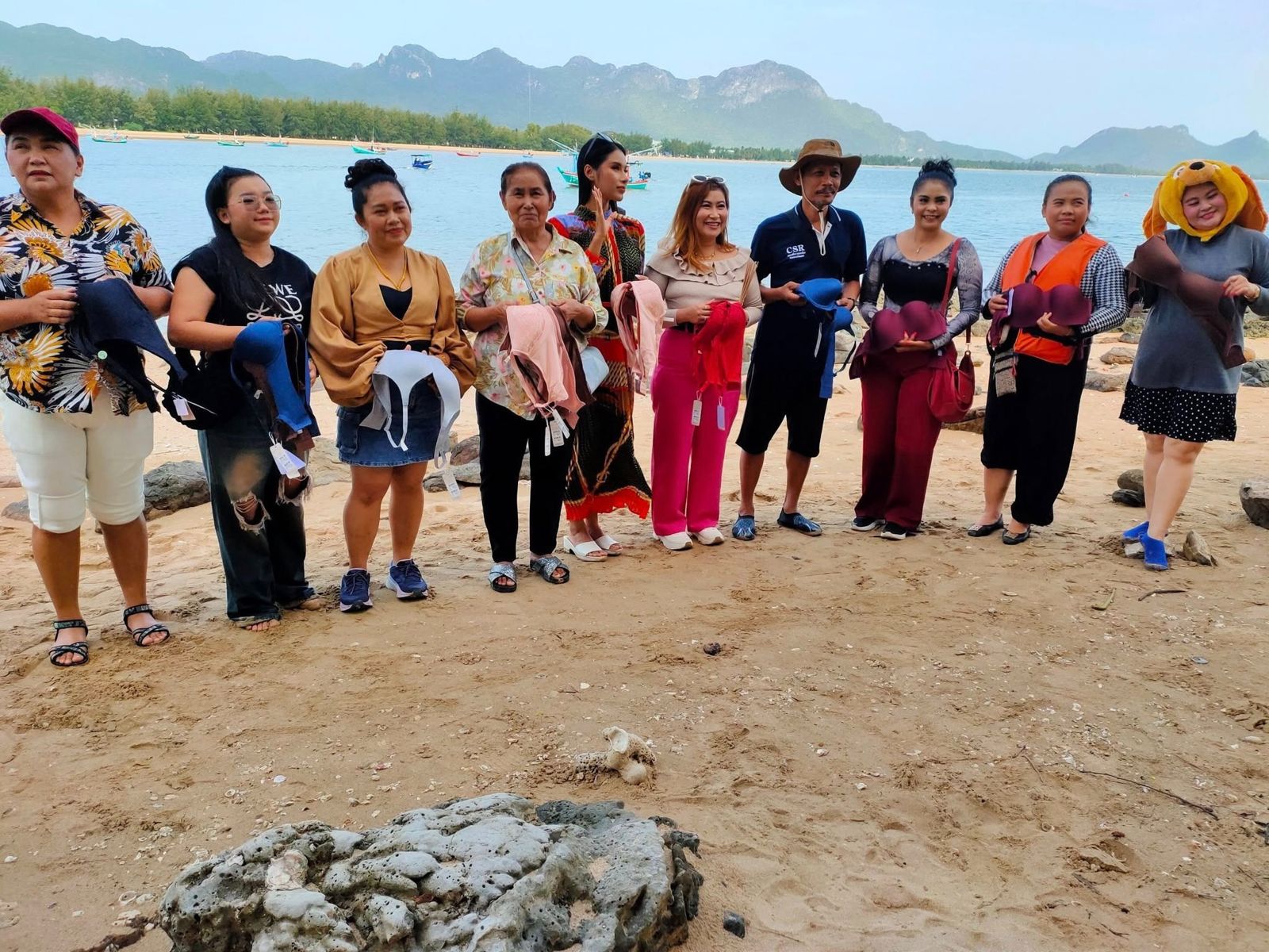 當地信徒在「Koh Nom Sao(少女雙乳島)」向女神獻上胸罩,感謝她實現戀愛願望。(翻攝自ผึ้งสัญจร)