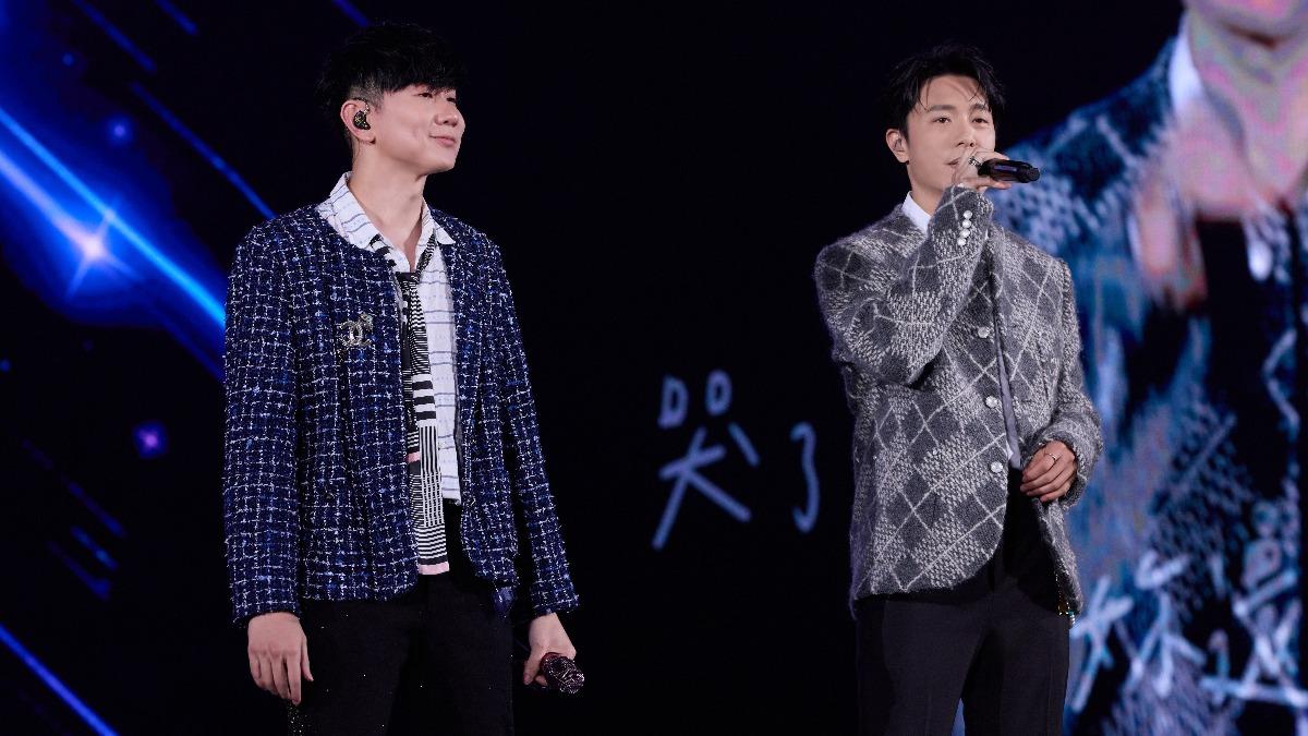 林俊傑和韋禮安合唱〈修煉愛情〉、〈如果可以〉。(圖/JFJ PRODUCTIONS提供)