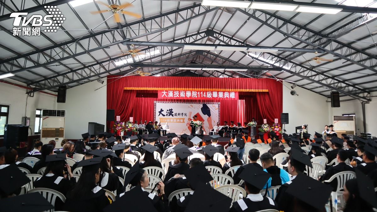 47年老牌大學「關門停辦」!今最後一次畢業典禮 師生不捨道別