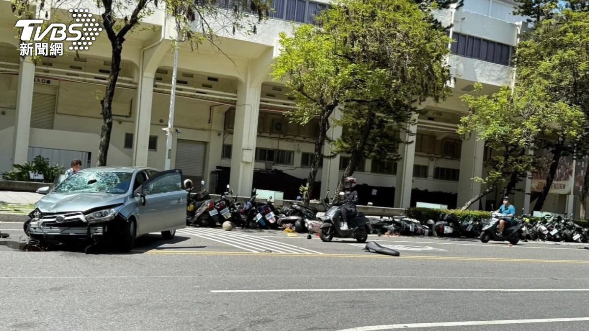 高齡駕駛出事!成大旁車禍76歲婦暴衝撞死單車騎士 她下車崩潰痛哭