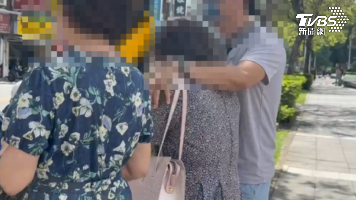 肇事76歲婦人伏在身旁人懷裡痛哭。（圖／TVBS）