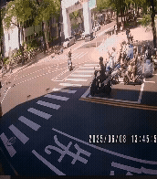 監視器畫面拍下驚悚瞬間。(圖/手機行授權提供)