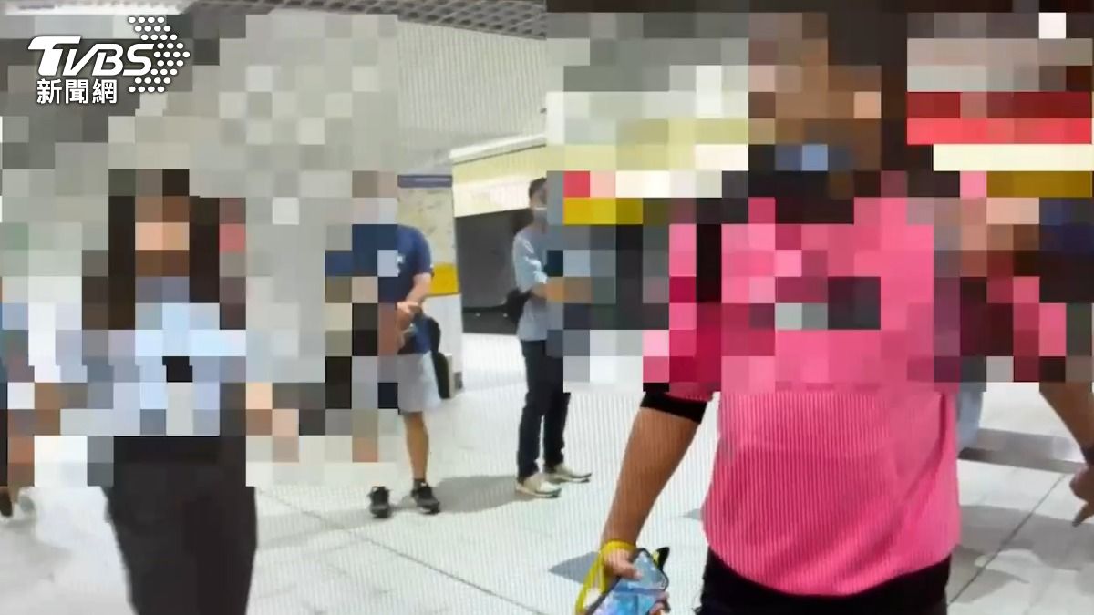 北捷101站爆衝突!情侶電扶梯並排未靠右 他趕時間罵「智障」