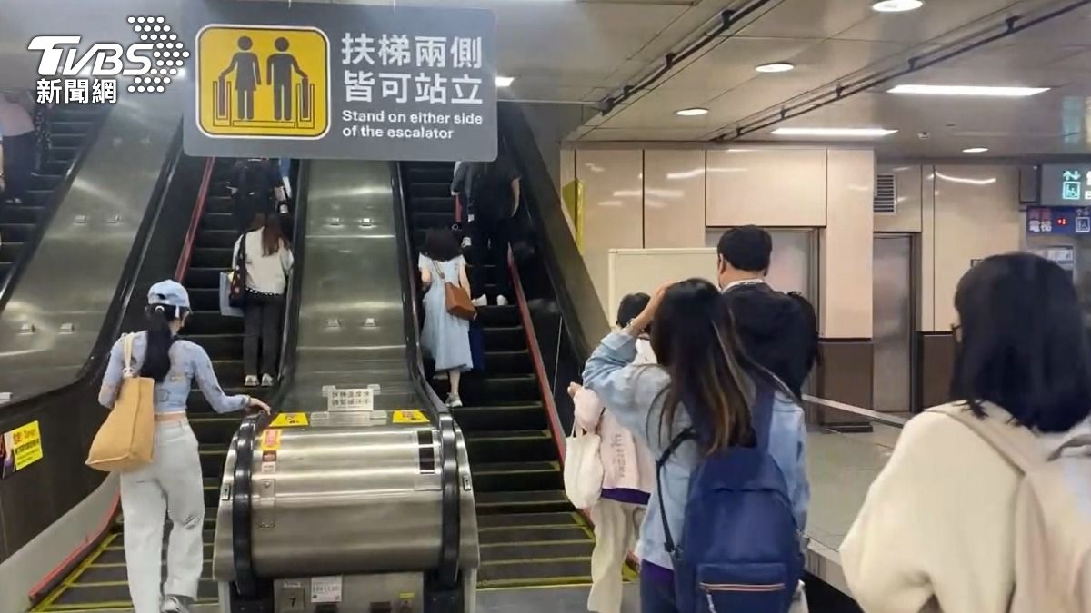 乘客因為搭乘手扶梯「站左右」而發生爭執。(示意圖/TVBS)