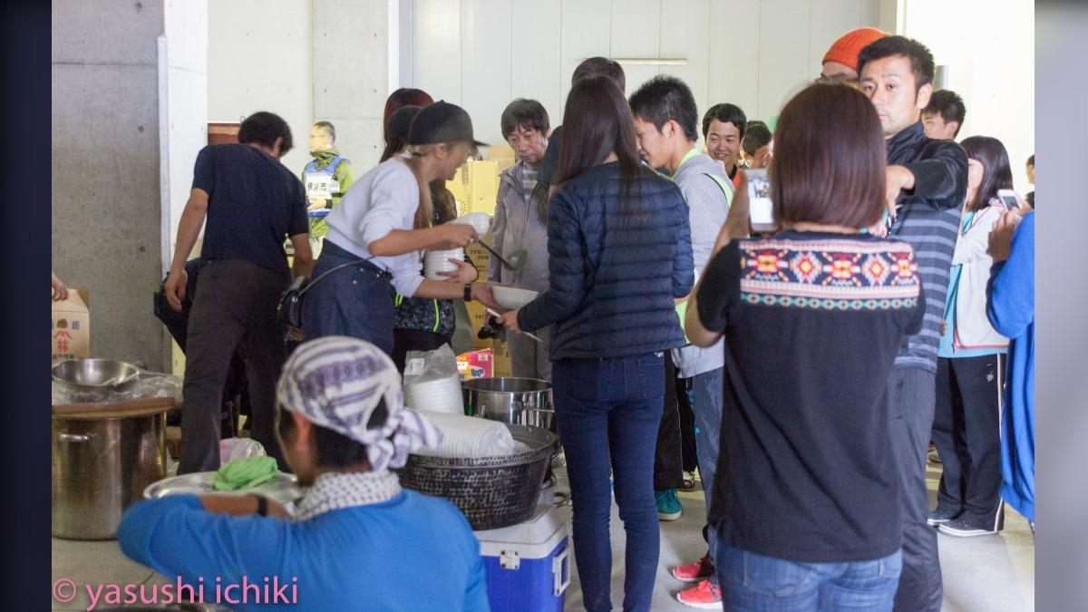 地震避難所雖然提供糧食，但相對缺乏隱私。（圖／一木康提供）