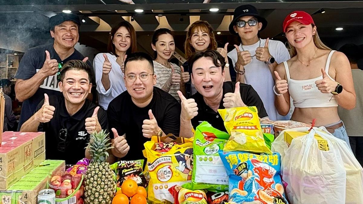洪毛(前排右)副業拓展到台南。(圖/民視提供)