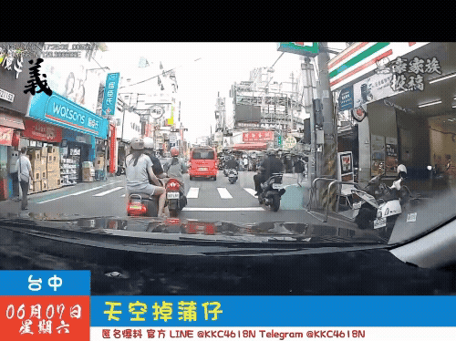 突然有蒲瓜直直墜落,並重擊機車車頭。(圖/翻攝自社會事新聞影音)
