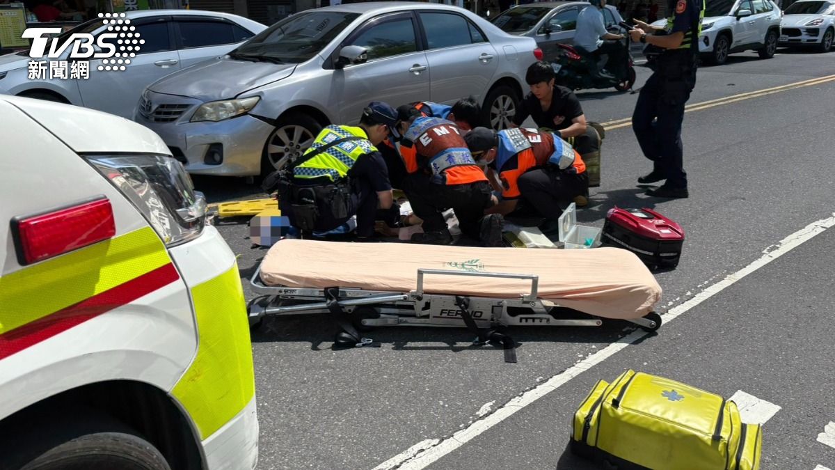 74歲單車騎士經送醫搶救後宣告不治。（圖／TVBS）