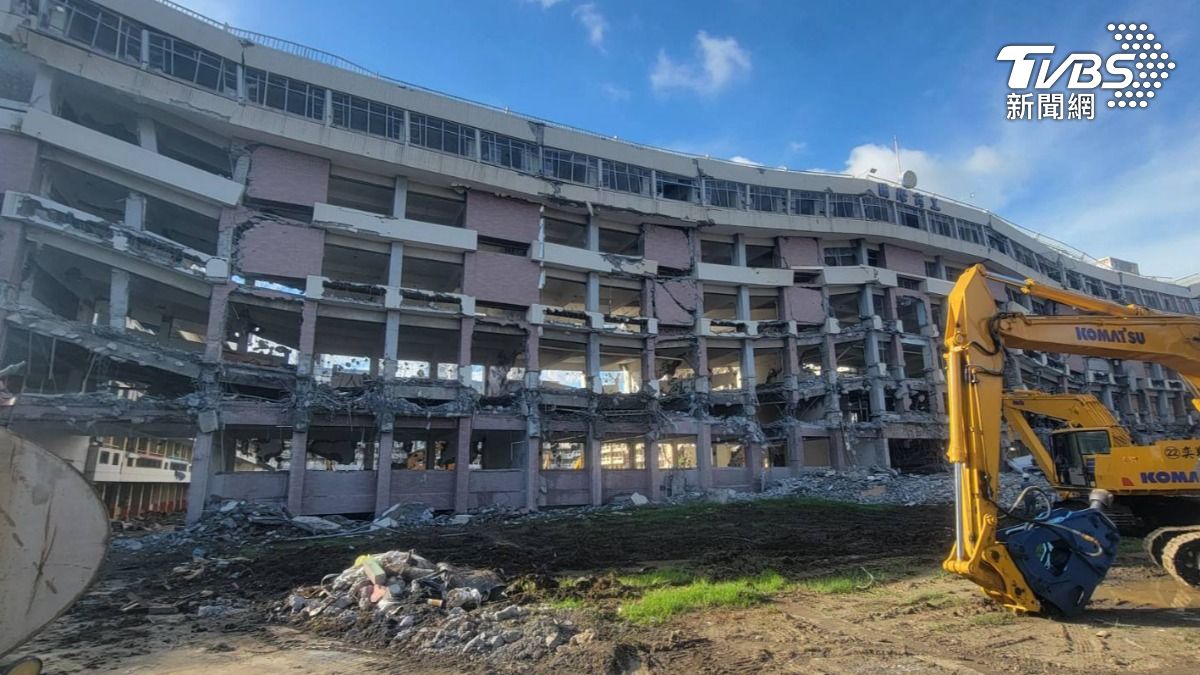 包商搶快亂拆！國際商工「斷腳式」拆法，讓居民憂心忡忡，工務局勒令停工並開罰9萬元。（圖／TVBS）