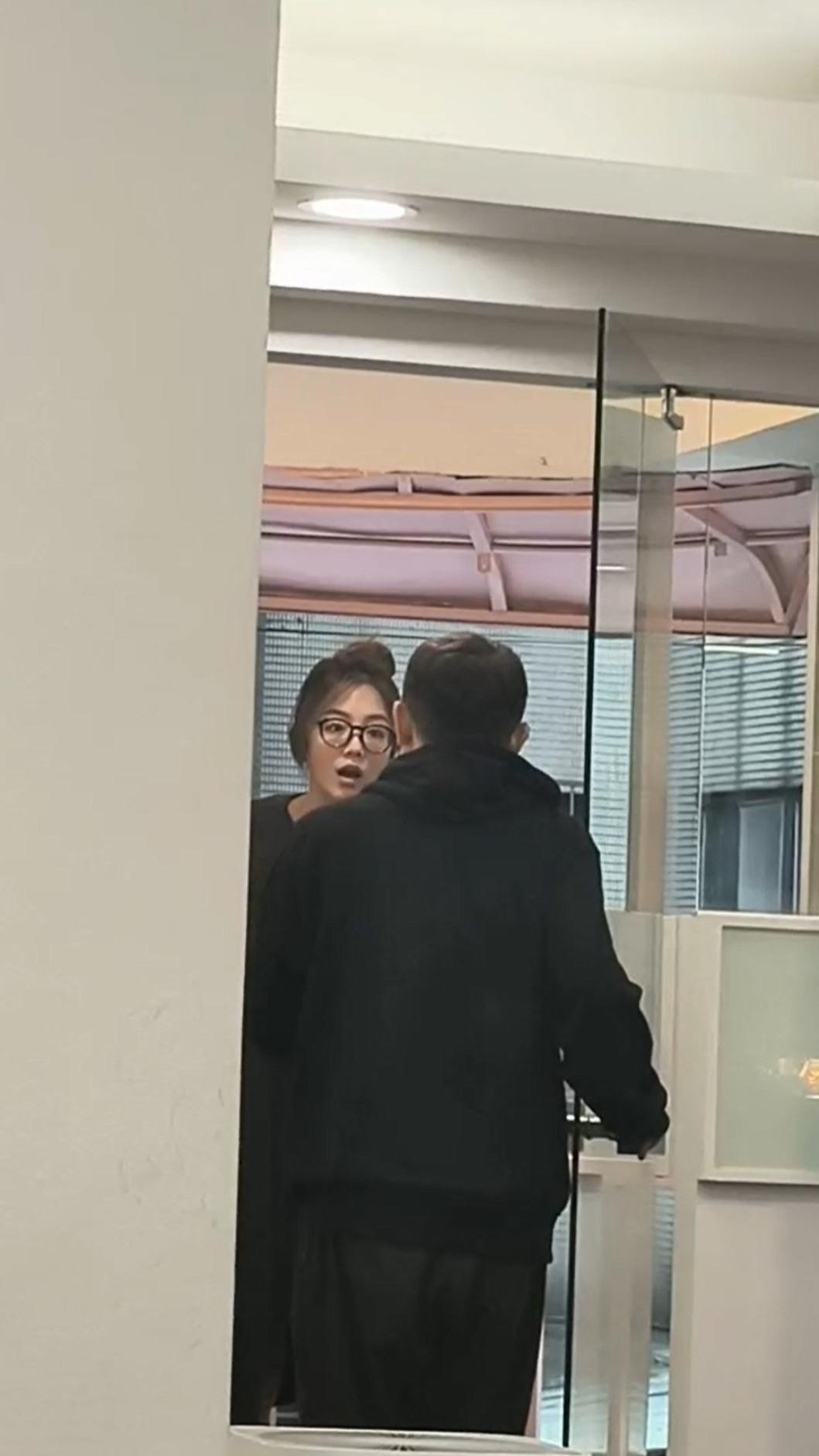 髮廊昨(7)日在臉書發布長達五千字的聲明與監視器畫面還原過程。(圖/翻攝自店家臉書)