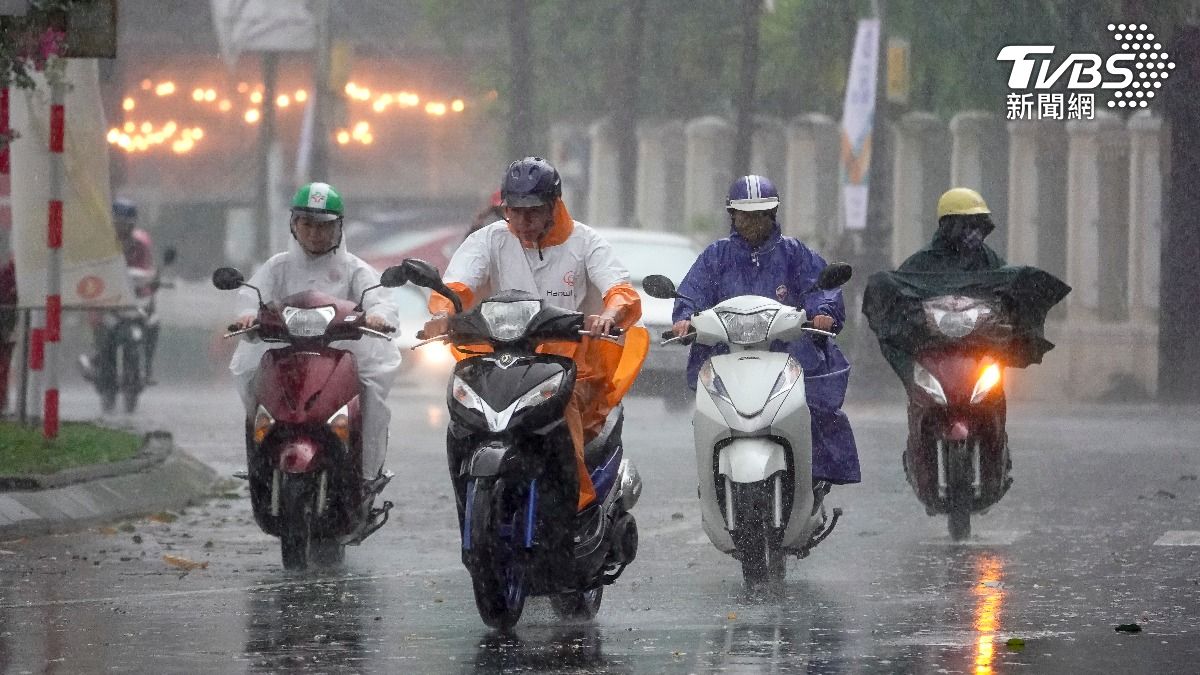 下雨騎車不怕腳濕!一票人狂推「1物」搞定 比雨鞋還好用