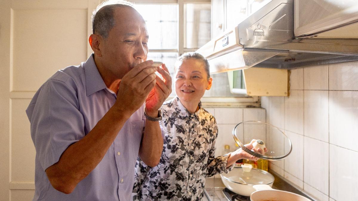 王淑娟(右)認識艾偉將近40年。(圖/大愛提供)