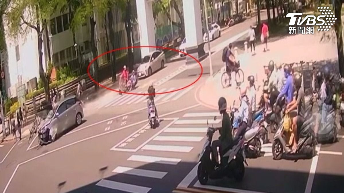 開銀色自小客的76歲婦人，在台南成大大學路上突然暴衝，連撞29部車，7旬翁騎單車遭撞亡。（圖／民眾提供）