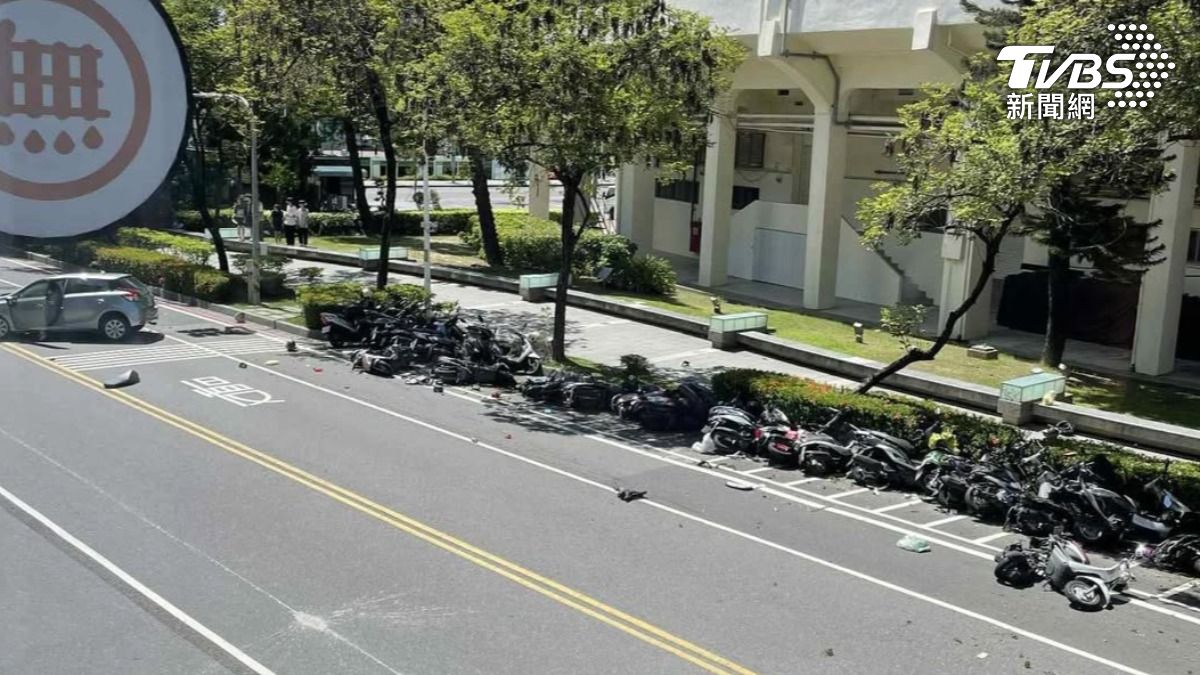 76歲婦人開自小客車疑暴衝，成大前的大學路上連撞29部車，釀1死2傷。（圖／攝自臉書 台南式Tainan Style）