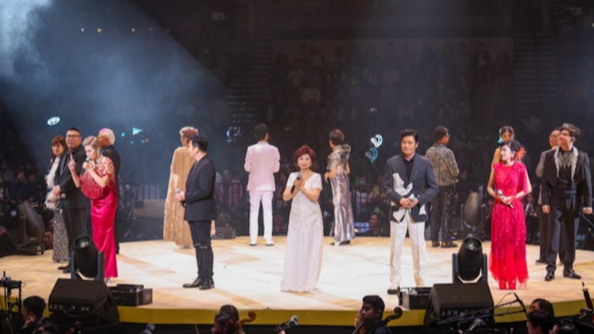 多位藝人參與致敬詞聖盧國沾作品演唱會，登台演唱。（圖／翻攝自微博）