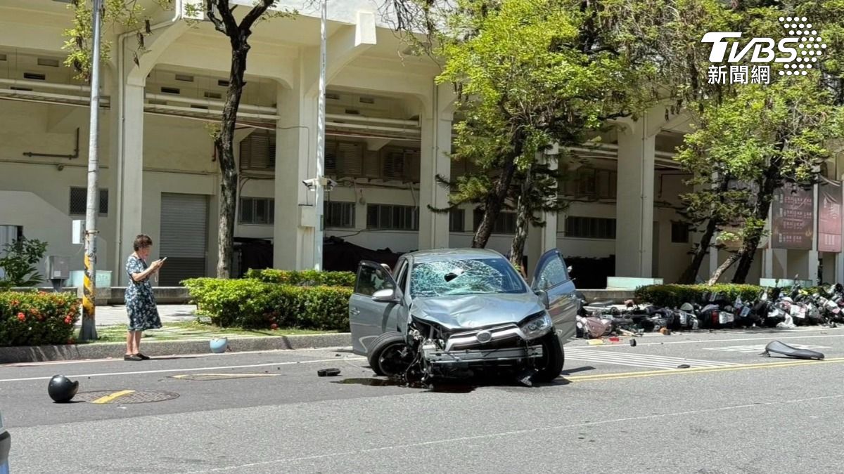 76歲婦人開自小客車疑暴衝，成大前的大學路上連撞29部車，釀1死2傷圖左是坐副駕駛座的親友。（圖／攝自臉書 台南式Tainan Style）