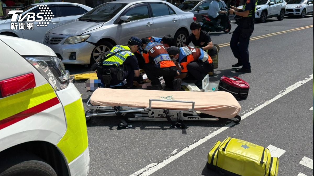 74歲單車騎士經送醫搶救後宣告不治。(圖/TVBS)