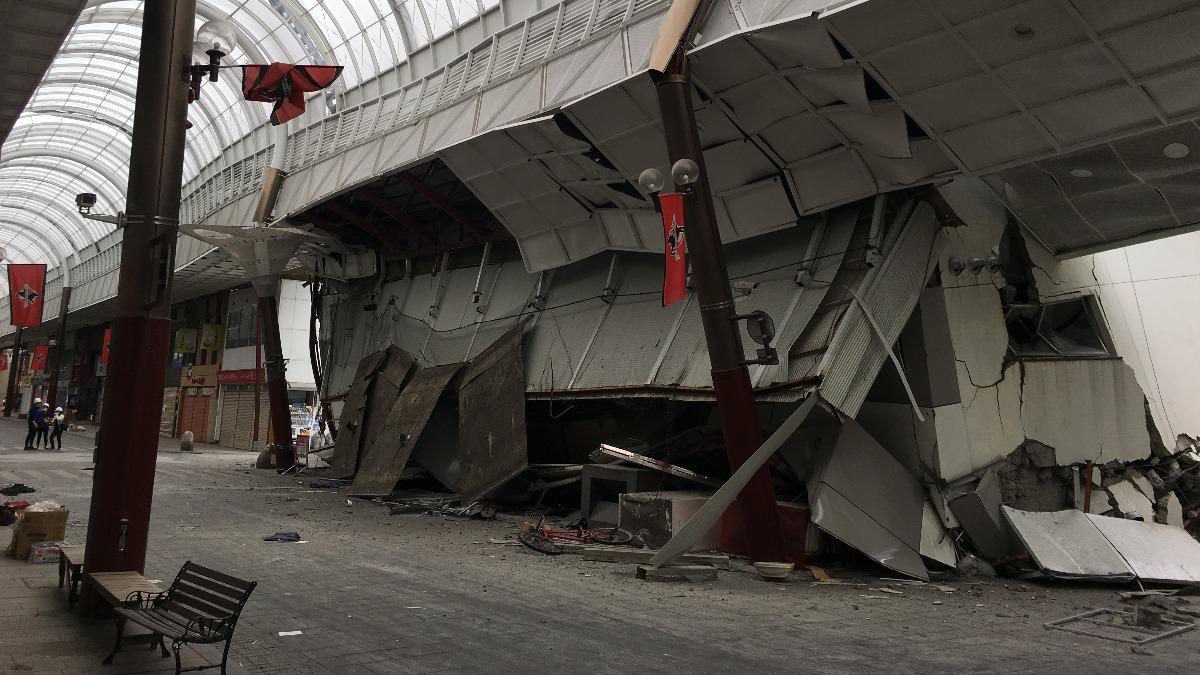 熊本地震中受損最嚴重的超市，整棟建築物壓在商店街的拱廊上。（圖／健軍商店街振興組合提供）