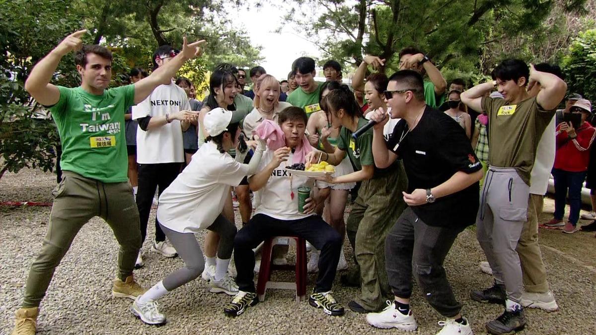 眾人幫胡瓜慶生。(圖/民視提供)