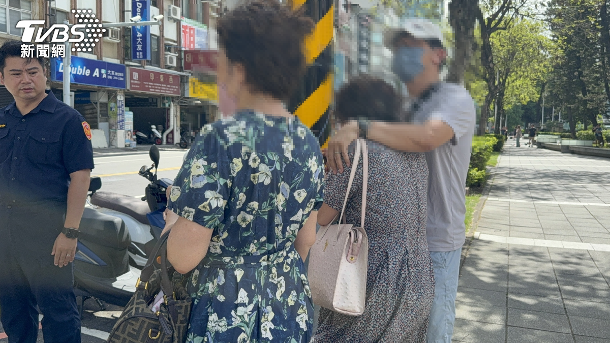 76歲婦人,肇事後在兒子懷裡痛哭。(圖/TVBS)