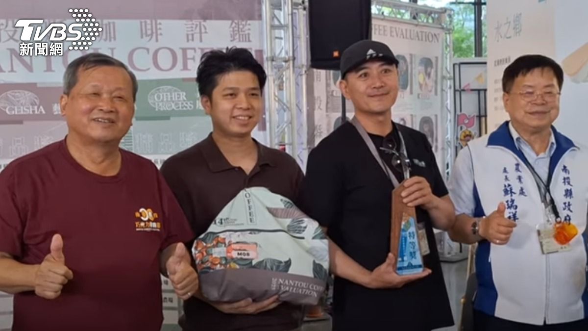 水洗特等獎得標人與向陽咖啡合影(圖/TVBS)