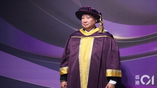洪金寶獲演藝學院頒發榮譽博士。(圖/香港01)
