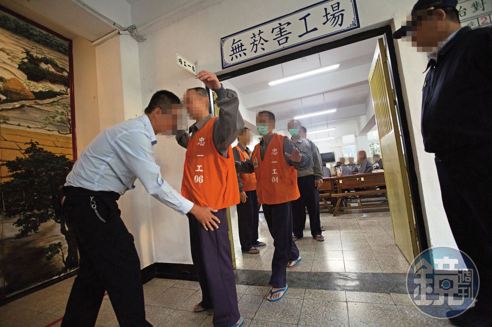 高雄監獄管理員趁受刑人到工場上工,把對方帶進庫房性侵。(示意圖/非當事人,鏡週刊資料照)