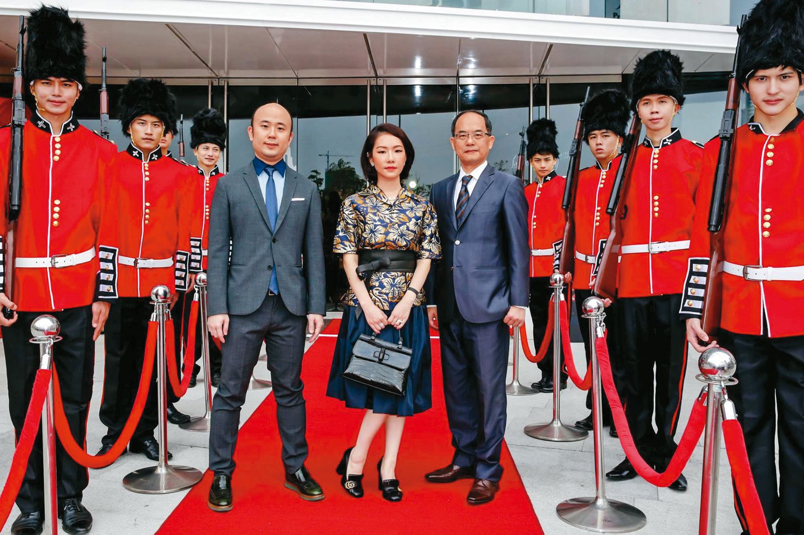 吳冠威（左四）和李謙謙（左五）結婚多年，過去常一同出席精品活動。（圖／大立精品提供）