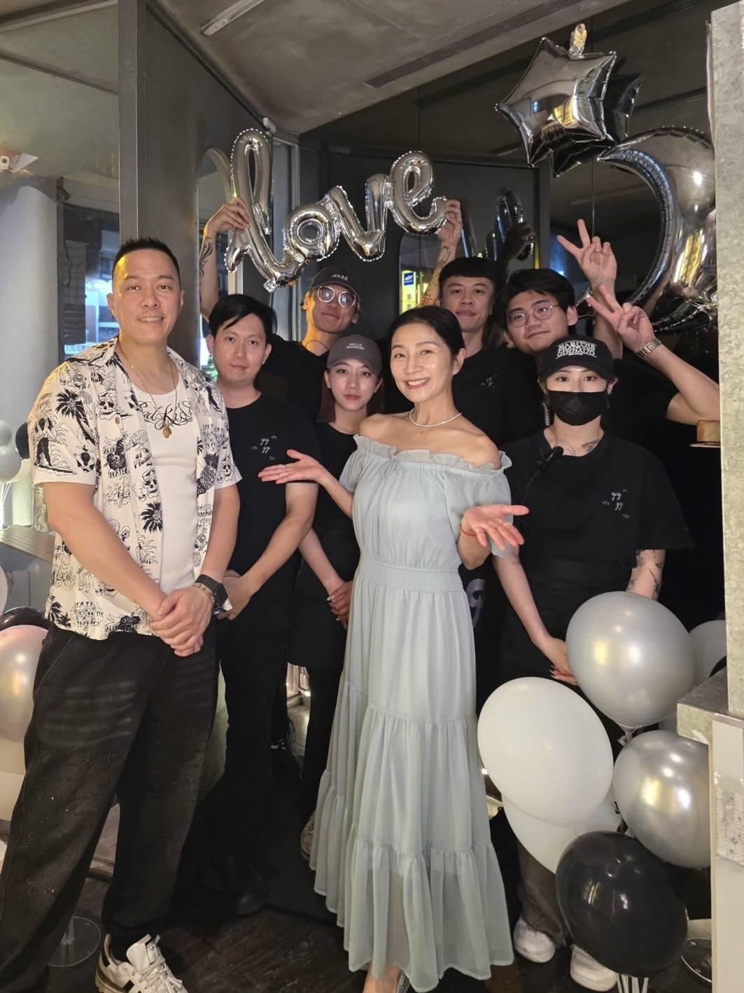 方文琳感謝餐廳老闆與員工們精心佈置場地，讓她度過難忘生日。（圖／翻攝自方文琳臉書）
