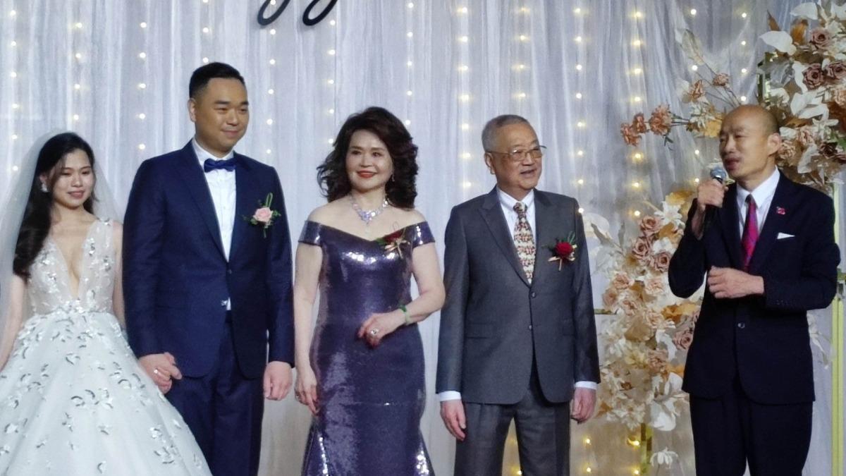 74歲侯麗芳娶媳婦!韓國瑜「台上證婚口誤」尷尬道歉