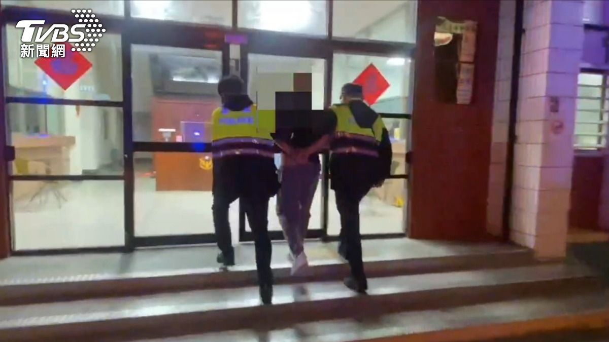 警方在花蓮汽車旅館逮捕姜姓男子。(圖/TVBS)
