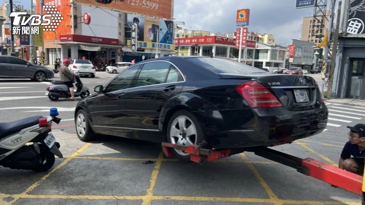 警方當場查封車輛,拖回派出所留置。(圖/TVBS)