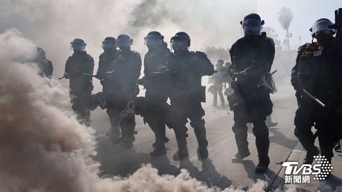 洛杉磯警民發生衝突。(圖/達志影像美聯社)