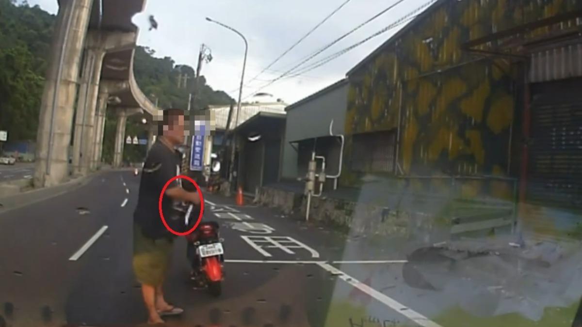 三峽行車糾紛!平頭男當街攔車「口袋掏出藍波刀」 下場慘了