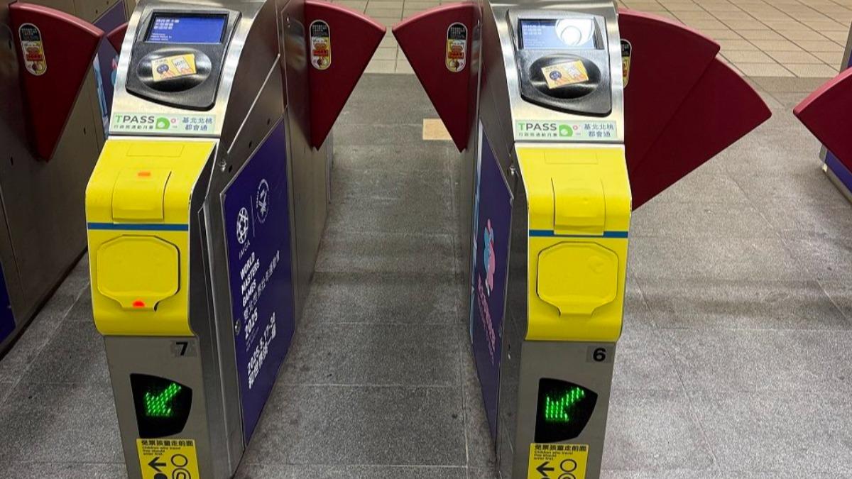 台北捷運閘門「突貼黃色膠布」超多站都有 北捷解答了