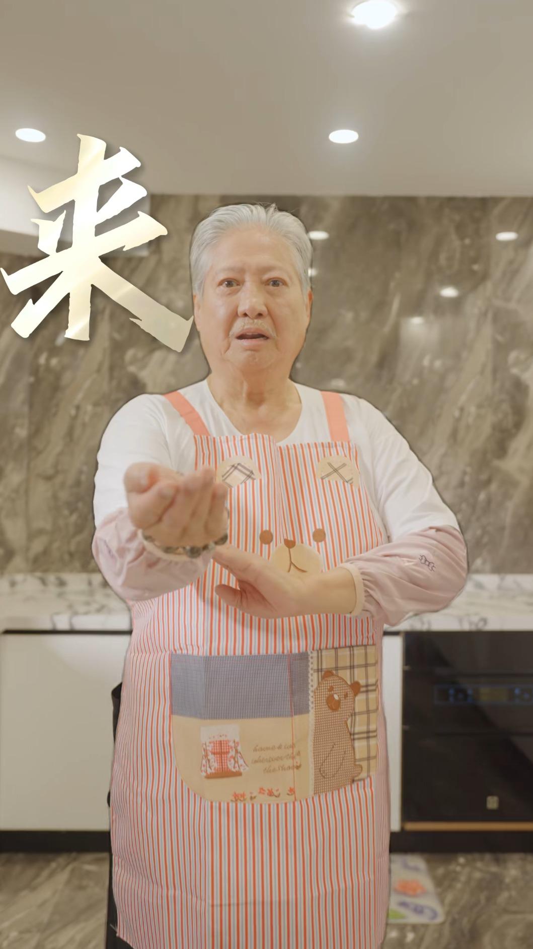 洪金寶穿上圍裙有種說不出的喜感。(圖/翻攝自抖音)