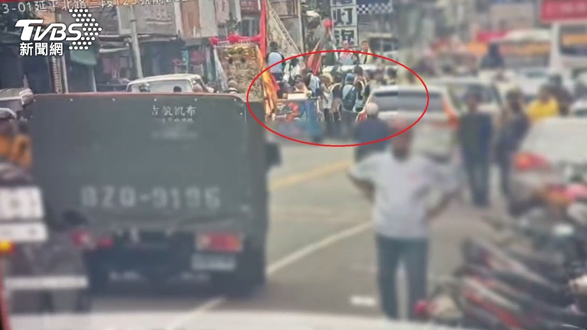 神明不想看!陣頭男亂踢煙火 信眾勸阻竟遭3男圍毆