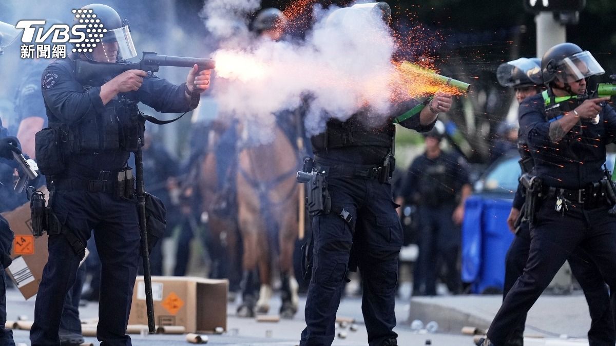 美國洛杉磯爆發移民示威潮,當局部署2千國民兵控制現場,卻導致嚴重警民衝突。(圖/達志影像美聯社)