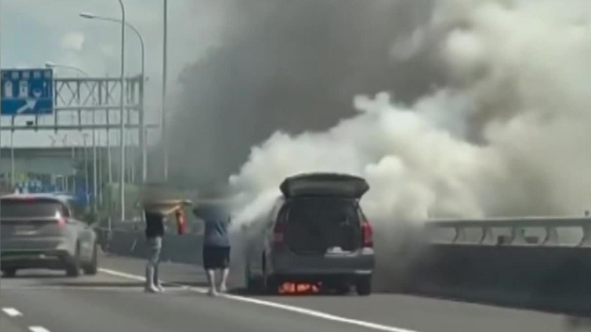 國道仁德段火燒車整輛車陷入火海。(圖/threads@o2.hhsiung)