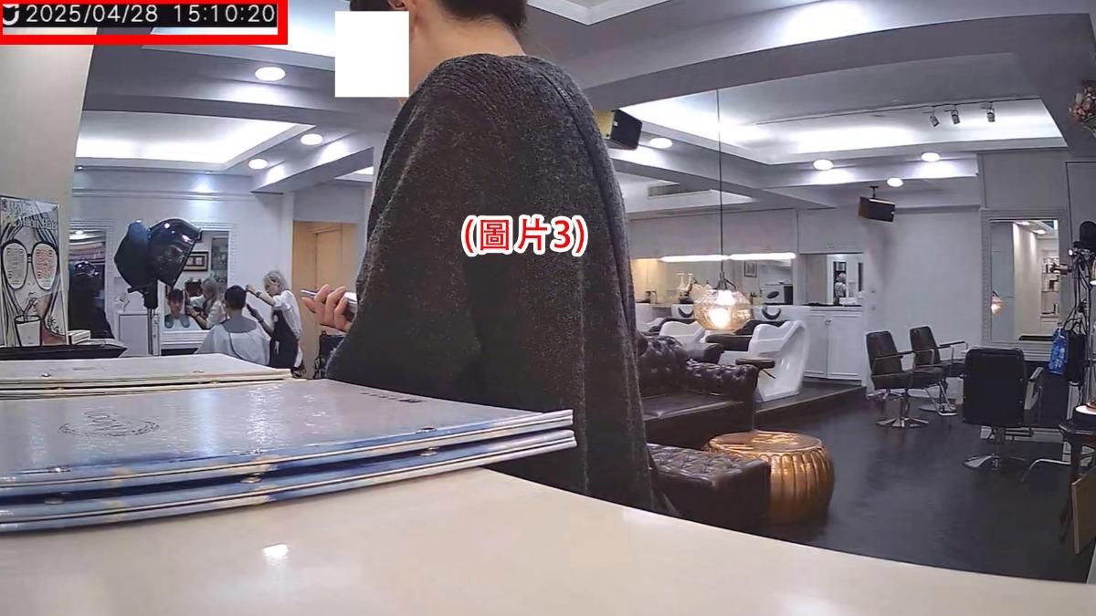 店家釋出林千又要離開時,自行用鯊魚夾把頭髮夾起來。(圖/翻攝自Moon Hair Studio臉書)