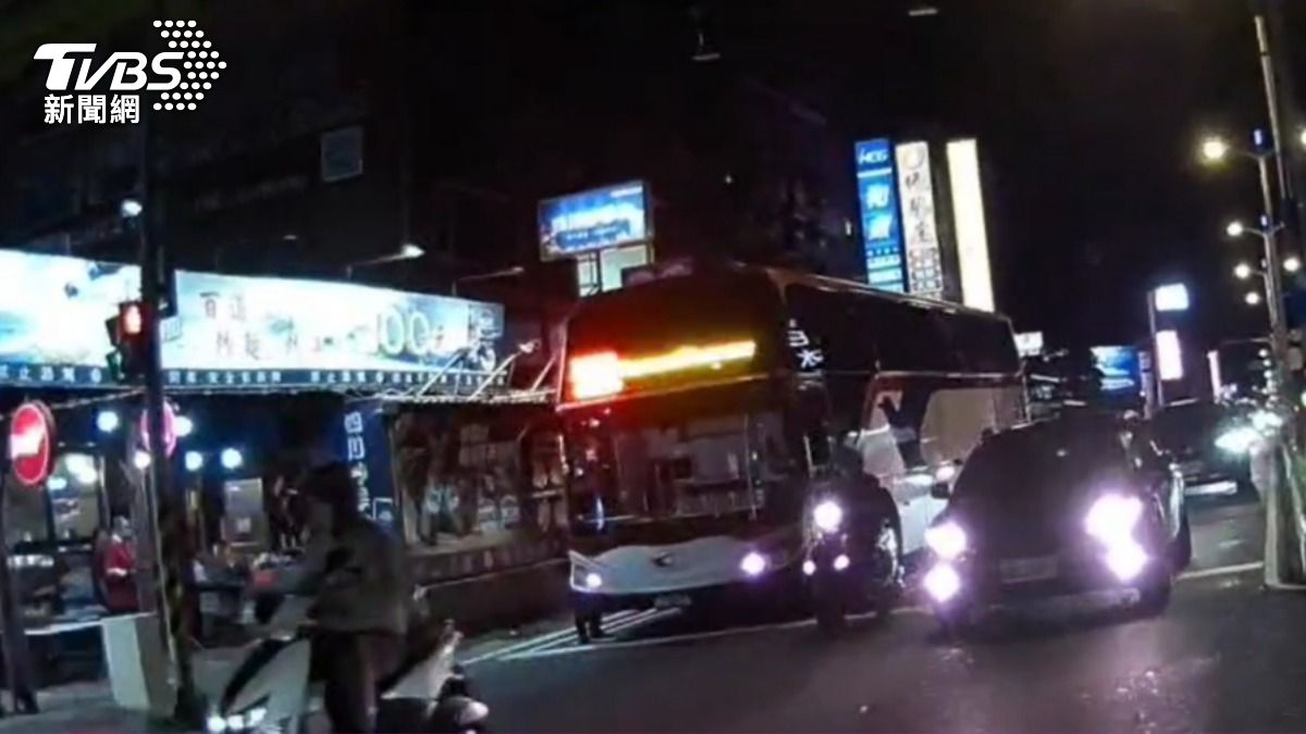 桃園一輛公車故障熄火停在鬧區路口,民眾合力推至安全路段。(圖/TVBS)