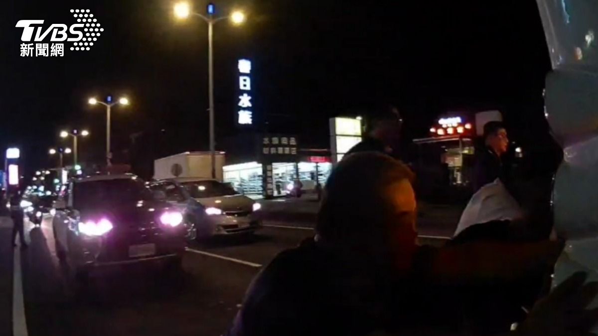 桃園鬧區公車突拋錨　熱炒店6、7位壯漢出動合力推車解圍