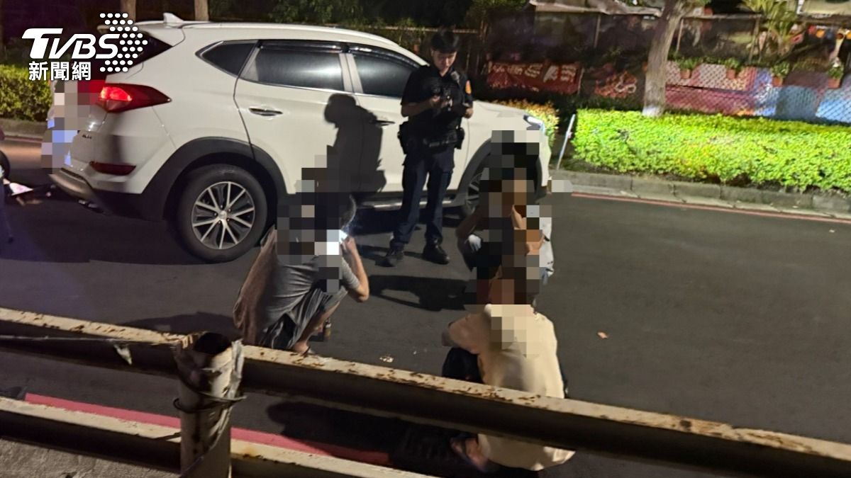 警追接應車輛攔下三名男子。（圖／TVBS）
